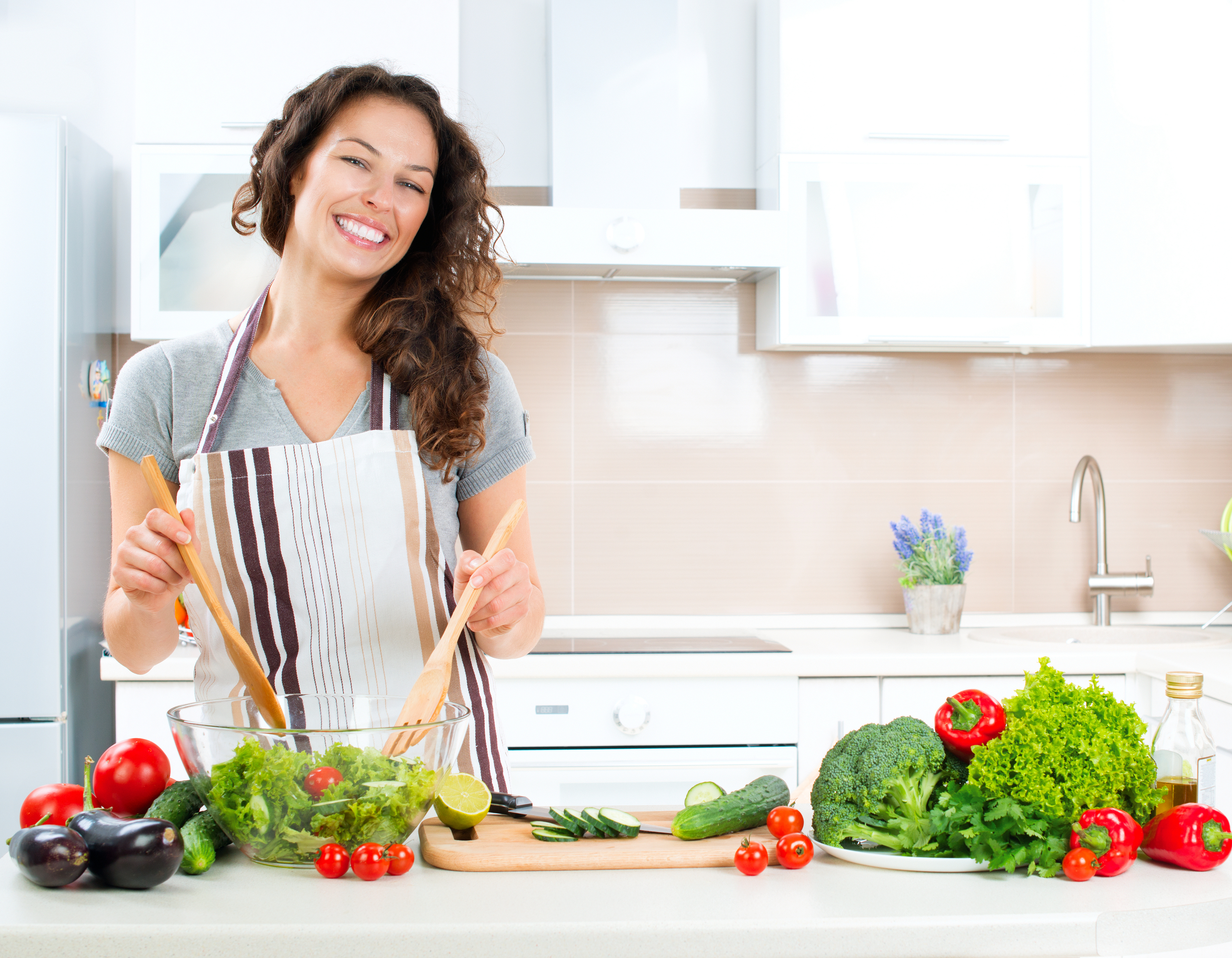 Dishes never. Женщина на кухне. Хозяйка на кухне. Готовка на кухне. Здоровое питание на кухне.